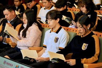 Gobernador de Oaxaca promueve la lectura con estudiantes de la UABJO mediante libro de Sheinbaum