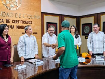 IEEA y Universidad de Colima entregan 17 certificados de educación básica a personal sindicalizado