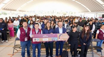 Inicia entrega de la Beca Gertrudis Bocanegra para más de 44 mil universitarios en Michoacán