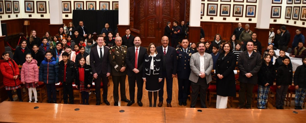 Estudiantes de Chihuahua juran lealtad a la Constituci&oacute;n en su 109 aniversario