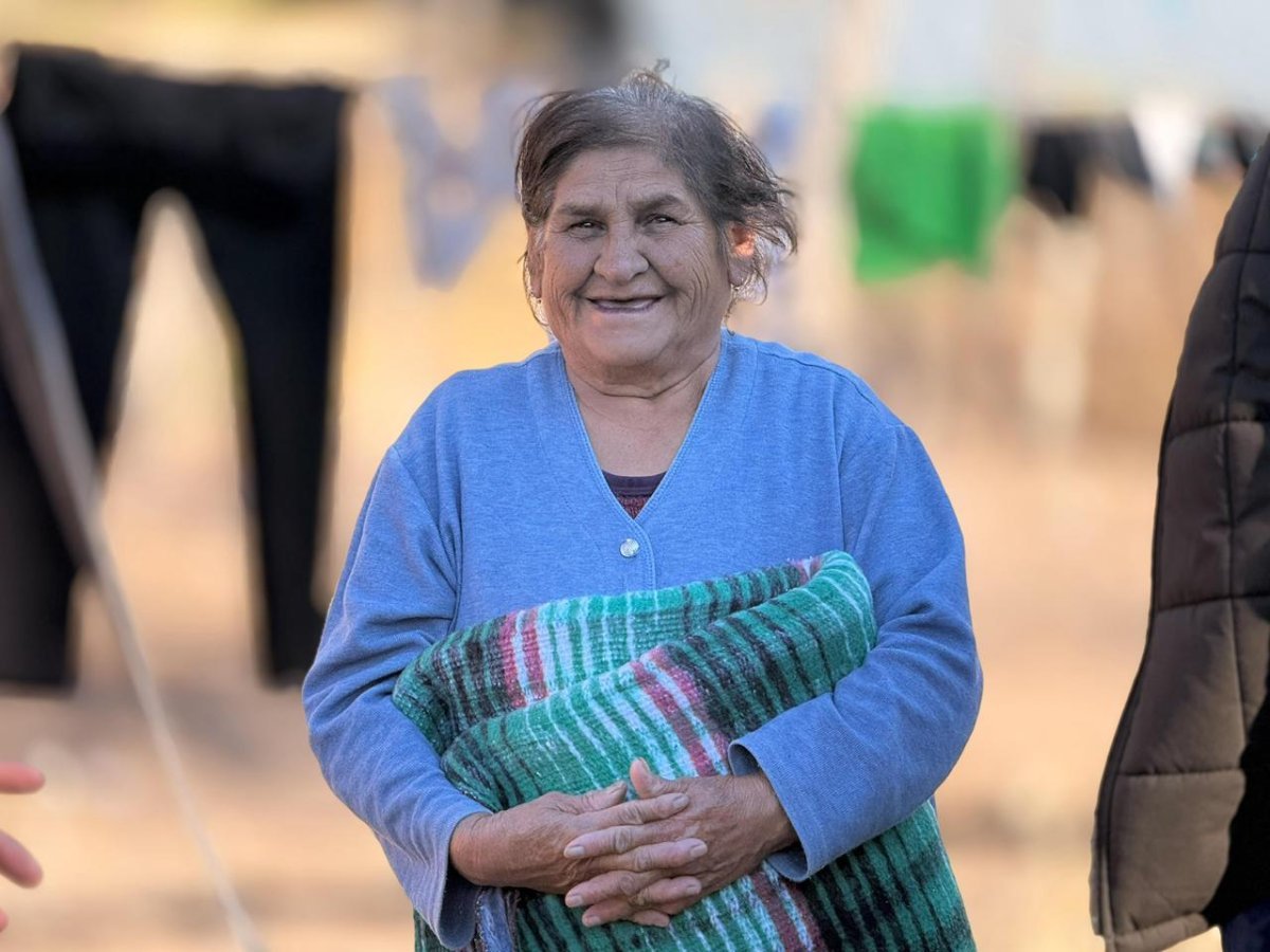 Gobierno del Estado distribuye 200 cobijas en comunidades indígenas de Ocampo para enfrentar el invierno