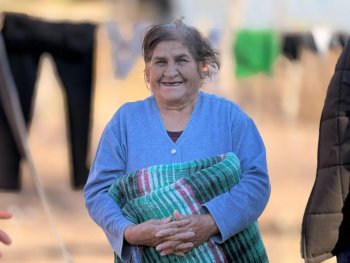 Gobierno del Estado distribuye 200 cobijas en comunidades indígenas de Ocampo para enfrentar el invierno