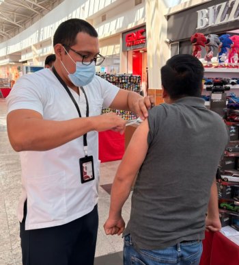 Refuerza Quintana Roo acciones preventivas de vacunación contra el sarampión con módulos y macrocentros en todo el estado