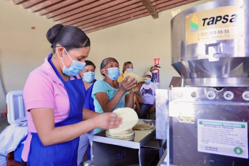 DIF Oaxaca entrega cuatro proyectos del Programa Salud y Bienestar Comunitario en la Mixteca