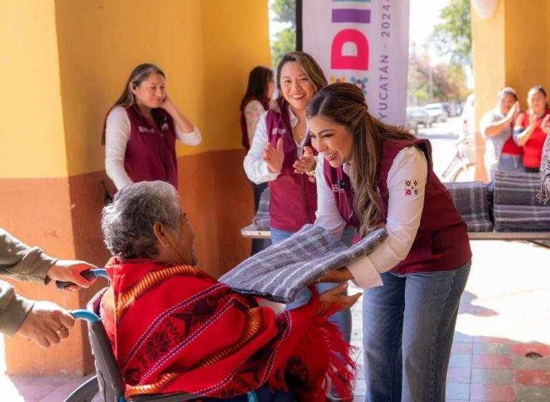 DIF Yucat&aacute;n entrega m&aacute;s de 3,500 cobertores en comisar&iacute;as de M&eacute;rida por bajas temperaturas