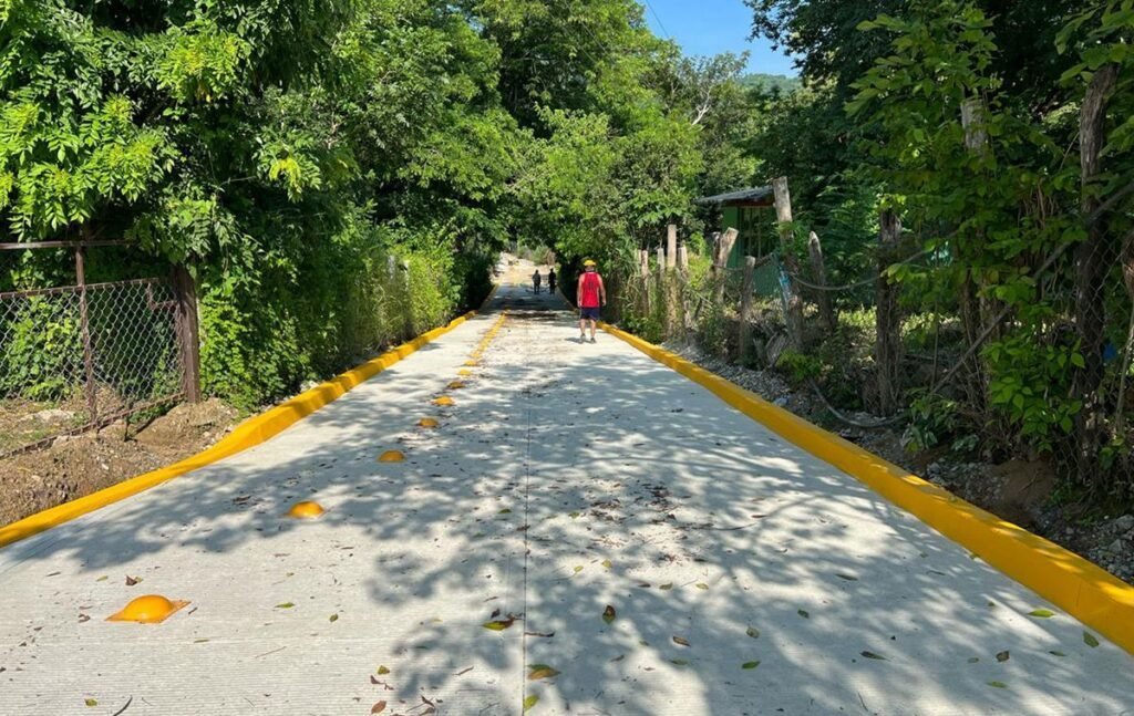 SIC invierte un millón de pesos en pavimentación de calle principal en Reyes, San Pedro Pochutla