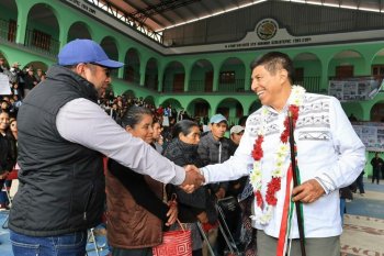 Gobernador Salomón Jara anuncia rehabilitación de carretera en Santo Domingo Ozolotepec
