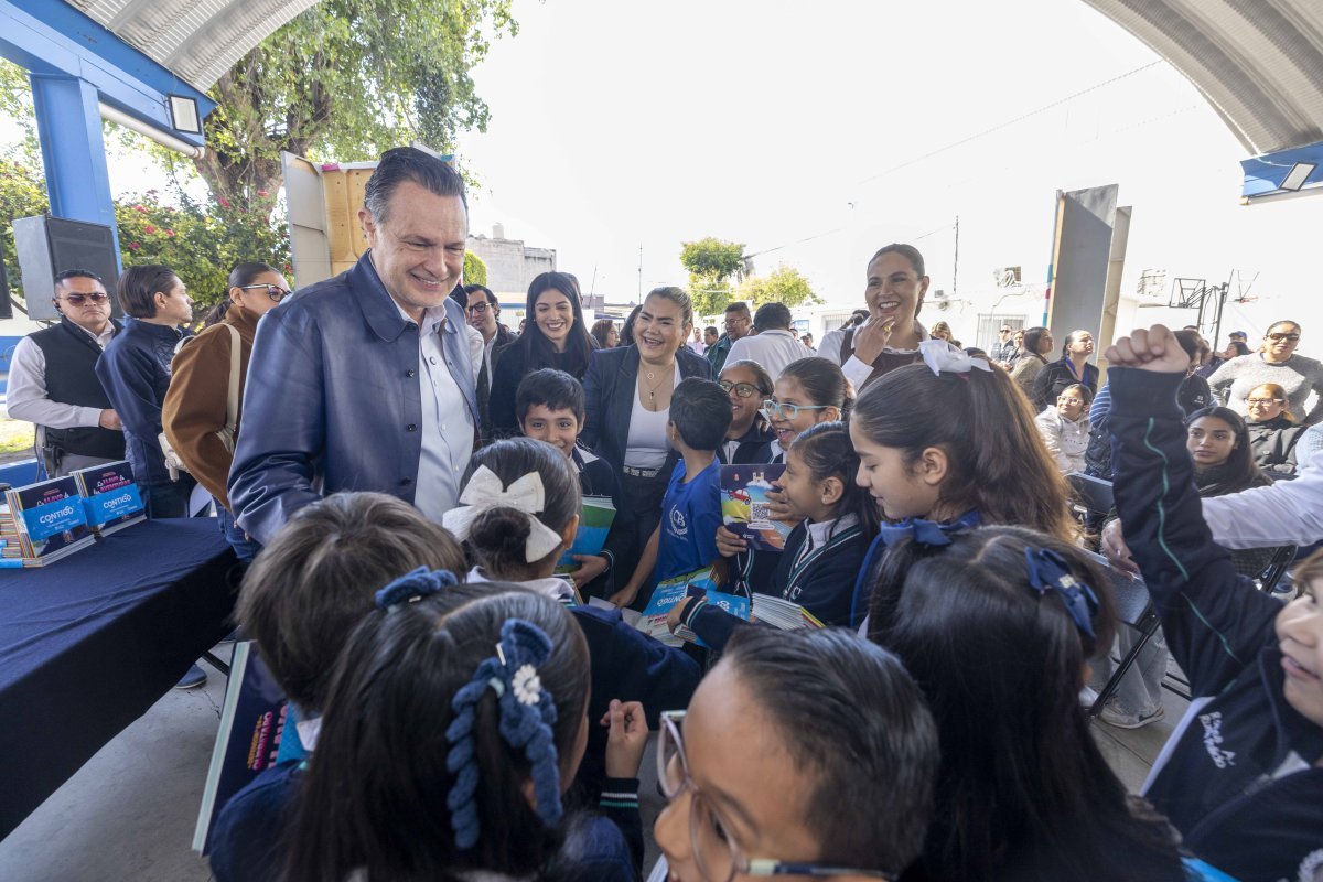 Gobierno de Quer&eacute;taro distribuye segunda edici&oacute;n de libros 'Defensores de Quer&eacute;taro' en primarias p&uacute;blicas y particulares