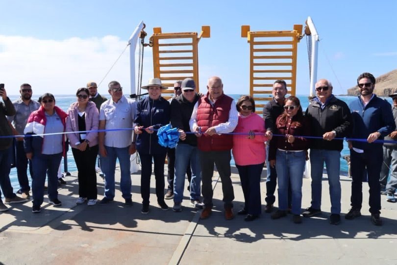 Gobernador de Baja California Sur entrega barcaza y cami&oacute;n recolector a Isla Natividad durante gira en Muleg&eacute;