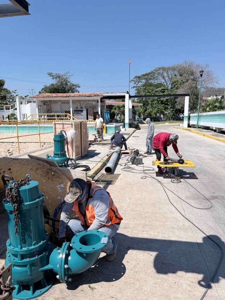 Gobierno de Oaxaca instala bomba sumergible en planta tratadora de Huatulco para mejorar operación y proteger medio ambiente