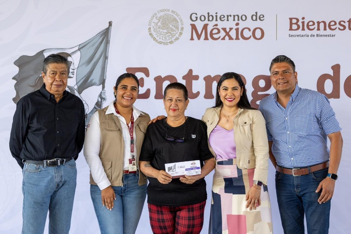 Colima entrega 549 tarjetas de apoyo económico a beneficiarios de pensiones