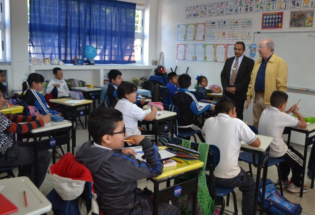 Secretario de Educación anuncia creación de CAM y CECAPI en Juventino Rosas durante gira municipal