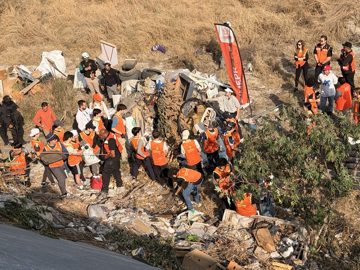 Alumnos del American School se suman a la jornada 30 de limpieza del Río Santa Catarina
