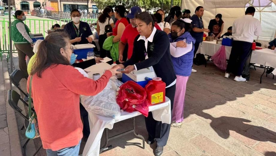Campa&ntilde;a contra el sarampi&oacute;n en SLP alcanza casi 9 mil vacunados tras tres d&iacute;as de intensa participaci&oacute;n ciudadana