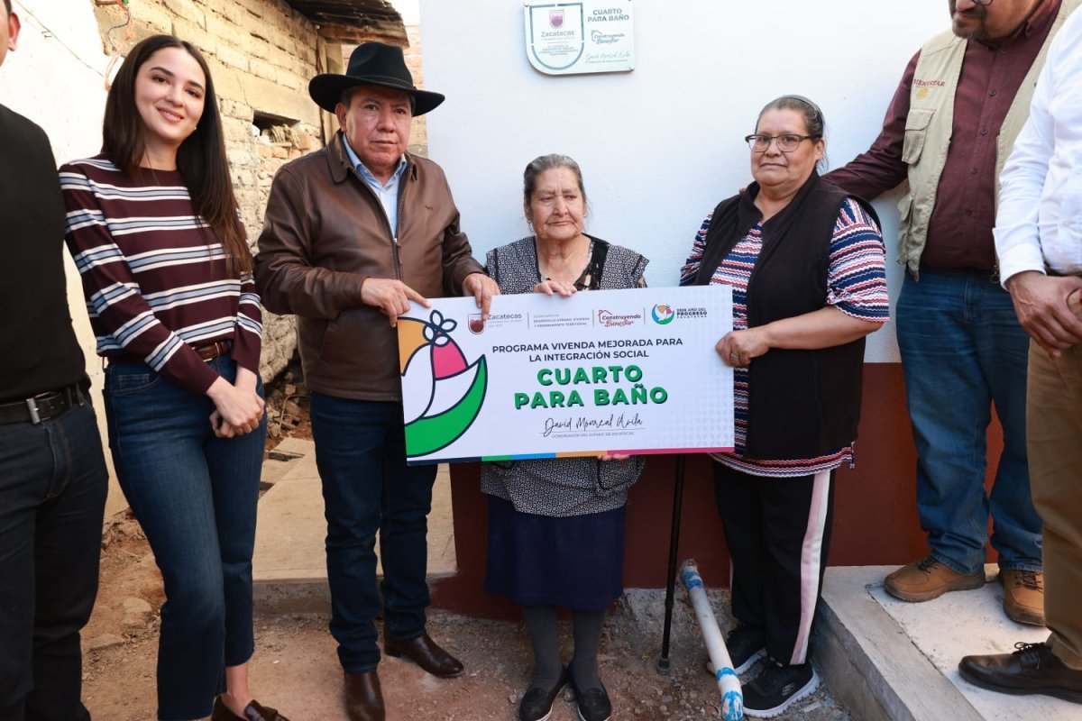 Gobernador David Monreal Ávila entrega cuartos y baños en Guadalupe como parte de la dignificación de viviendas