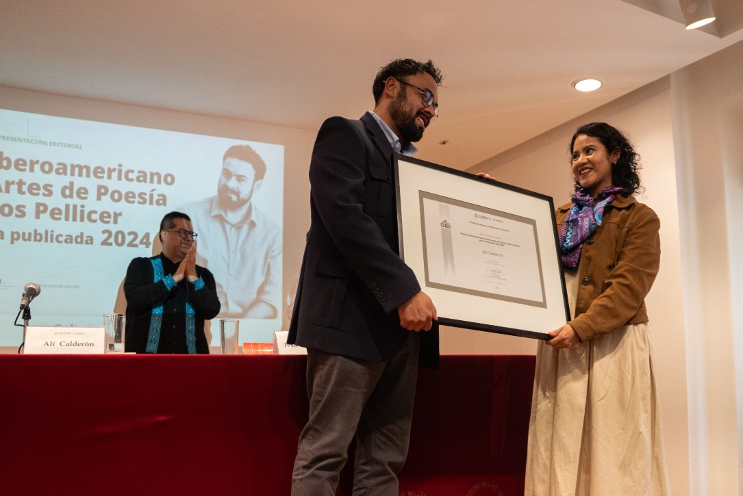 Alí Calderón recibe el Premio Carlos Pellicer 2024 por su obra El sin ventura Juan de Yuste