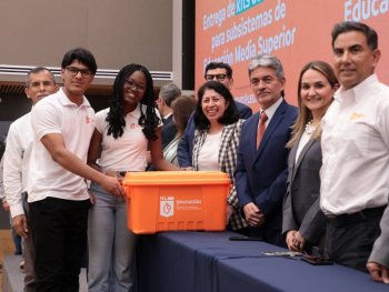 Entregan kits de robótica a 210 estudiantes de Nuevo León para impulsar habilidades STEM