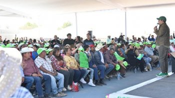 Gobernador inaugura calles y entrega apoyos alimentarios en Salinas de Hidalgo