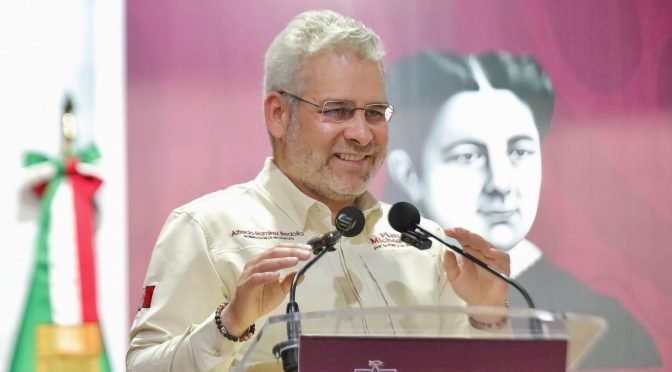 Gobernador anuncia plataforma de internet gratuito para estudiantes y entrega becas en Uruapan