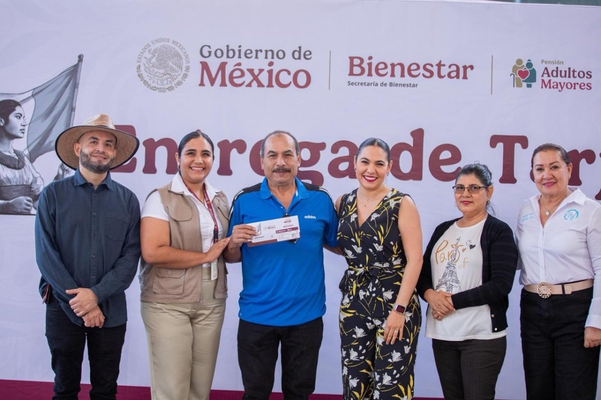 Gobernadora de Colima entrega m&aacute;s de 1,300 tarjetas de pensiones del Bienestar en acto de justicia social