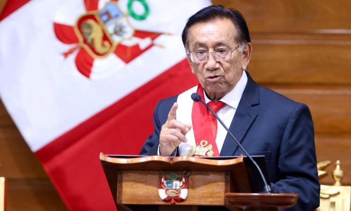 José María Balcázar asume como presidente interino de Perú en medio de controversias y reconfiguración política