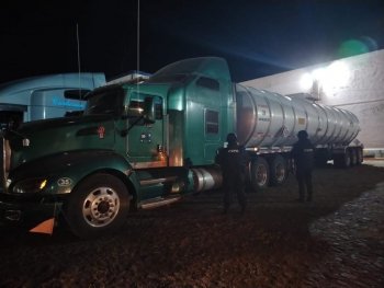 Aseguran tractocamión con 46 mil litros de diésel presuntamente ilícito en Celaya