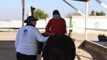 DIF Estatal inicia sesiones de equinoterapia 'Cabalgando Juntos' para rehabilitación