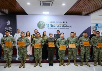 Gobernadora de Quintana Roo reconoce al Ejército en su día por obras estratégicas y atención a emergencias