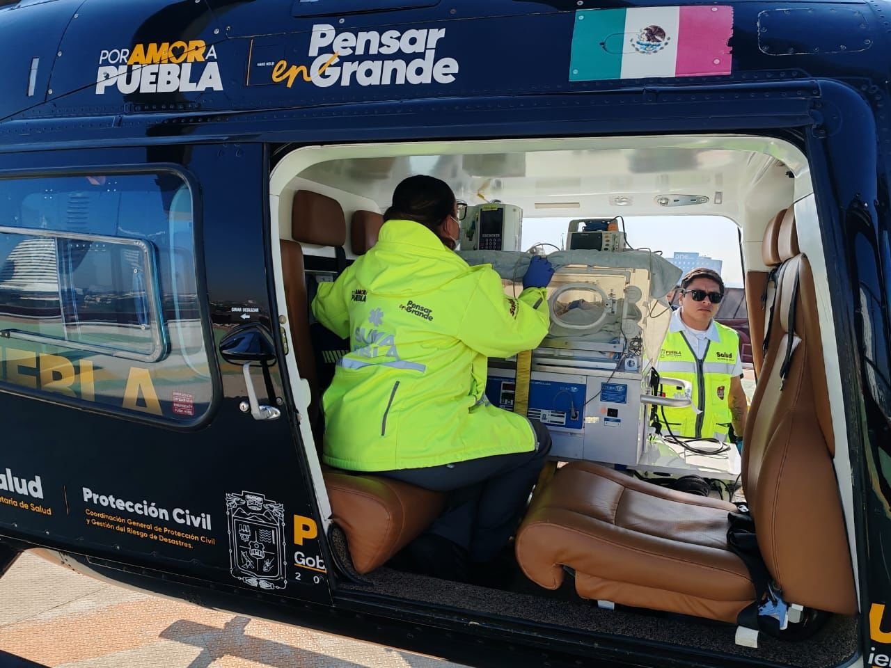 Gobierno de Puebla traslada en ambulancia a&eacute;rea a reci&eacute;n nacido desde Oaxaca para atenci&oacute;n especializada