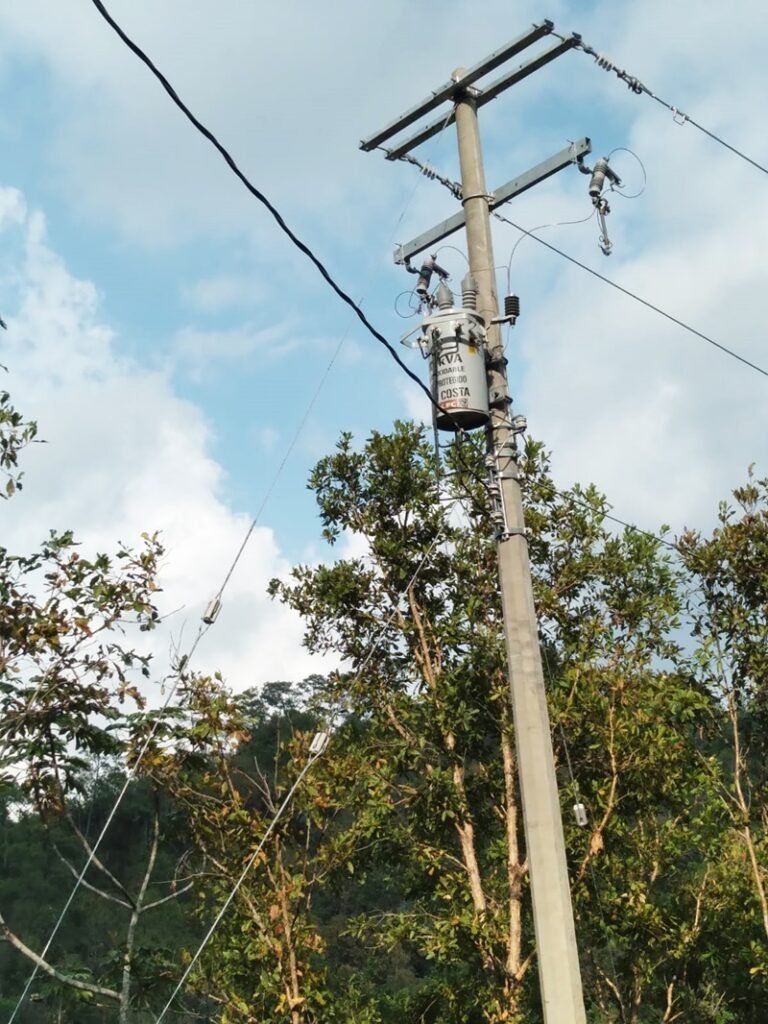 Inversi&oacute;n de 3.2 MDP para ampliar red el&eacute;ctrica en Llano Palacio, Oaxaca