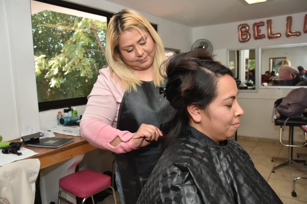 Mujer supera depresi&oacute;n y emprende negocio tras capacitarse en Centro de Atenci&oacute;n Integral del DIF Estatal