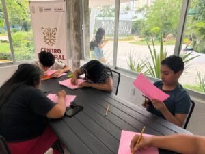 Niñez acapulqueña participa en taller de collage creativo con materiales reciclados