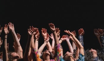 Colectivo Beznei presenta 'Gruta' en el Día Internacional de la Mujer con Hebe Rosell Masel