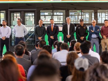 Gobierno de Nuevo León entrega 21 nuevas unidades para reforzar transporte público y apunta a que el 40% de la población lo use