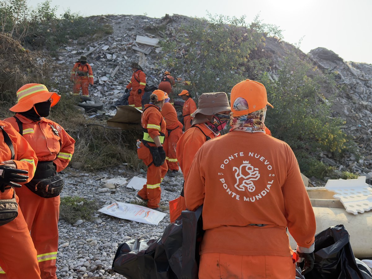 Daniel Acosta destaca corresponsabilidad de voluntarios en limpieza del Río Santa Catarina