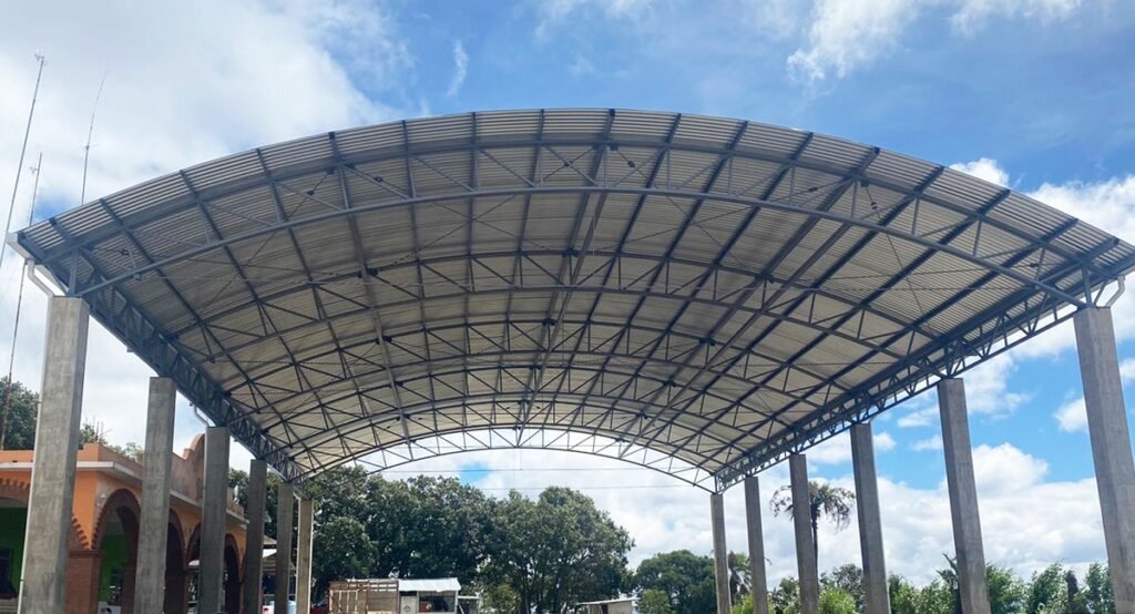 Gobierno de Oaxaca invierte más de 3 millones en techado para explanada en Magdalena Jaltepec