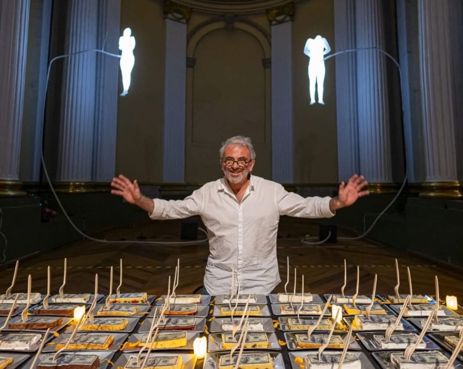 C&eacute;sar Mart&iacute;nez presenta cat&aacute;logo y perforMANcena en Ex Teresa Arte Actual durante Noche de Museos