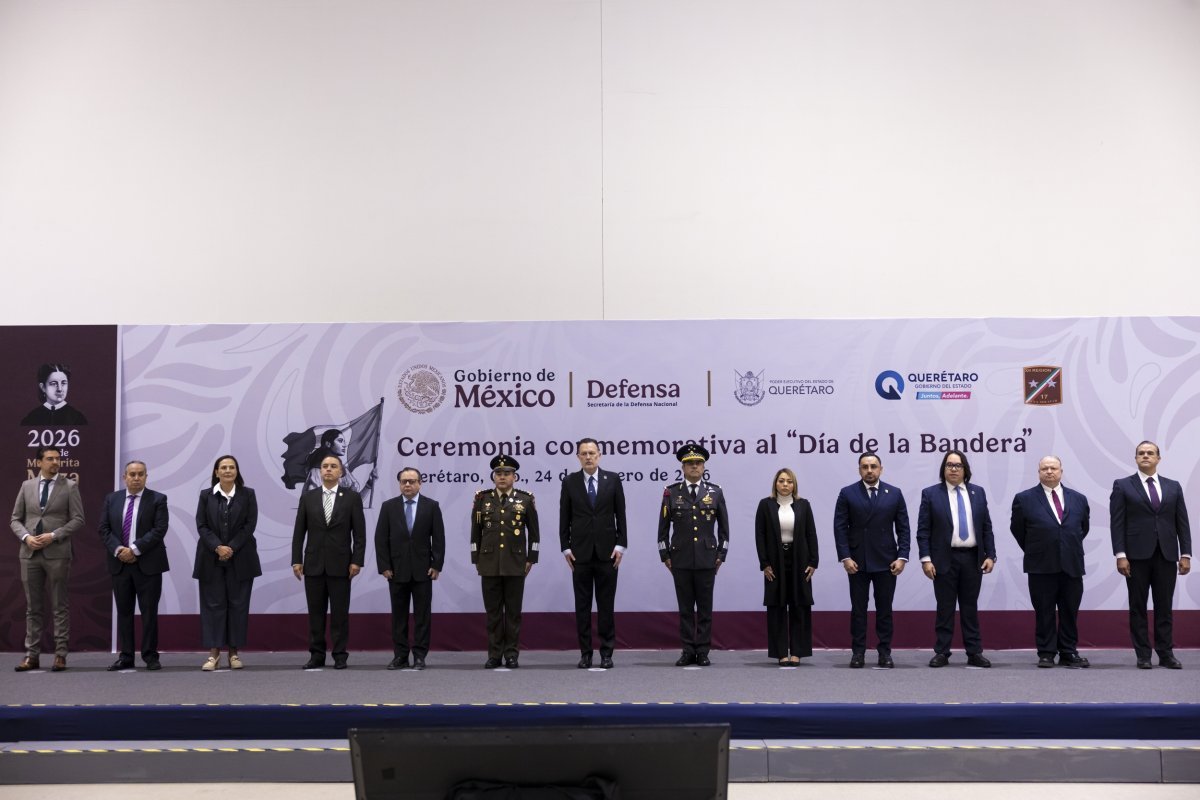 Gobernador Mauricio Kuri abandera a 23 escuelas en ceremonia del D&iacute;a de la Bandera