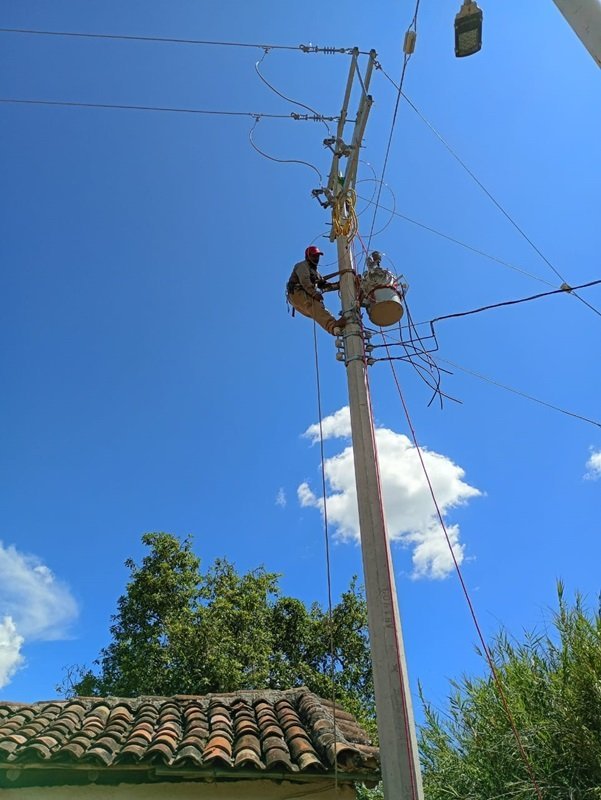 Primavera Oaxaque&ntilde;a invierte m&aacute;s de 2.2 mdp en ampliaci&oacute;n de red el&eacute;ctrica en San Pedro Topiltepec