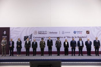 Gobernador Mauricio Kuri abandera a 23 escuelas en ceremonia del Día de la Bandera