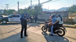 Implementan Operativo Casco Seguro en Acapulco para supervisar uso del casco en motociclistas