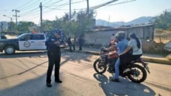Implementan Operativo Casco Seguro en Acapulco para supervisar uso del casco en motociclistas