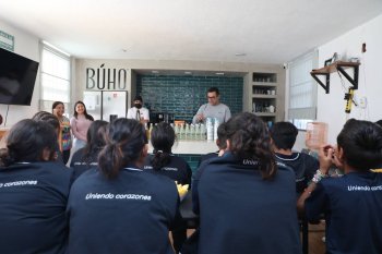 NNA del Centro Carmelita Ballesteros visitan Mima Sodas para conocer proceso de elaboración de bebida Búho