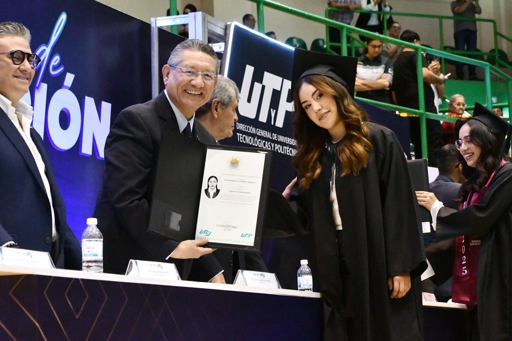 UTCJ grad&uacute;a a 1,298 estudiantes en ceremonias de TSU, ingenier&iacute;as y licenciaturas