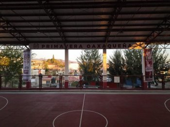 Gobernador entrega techado de cancha en Oaxaca como parte de estrategia de seguridad