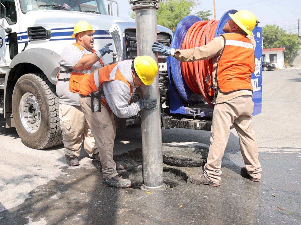 Agua y Drenaje de Monterrey realiza mantenimiento preventivo a 328 km de red sanitaria