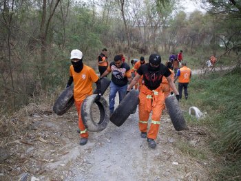 Jornada récord de limpieza en Río Santa Catarina retira 218 neumáticos en dos horas