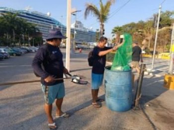 Personal de Playas Acapulco realiza limpieza en Parque de la Reina por arribo de crucero MS Vista