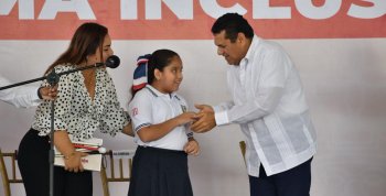 Gobierno de Tabasco entrega 2,589 tabletas a estudiantes de la Región Sierra en programa 'Inclusión Digital'
