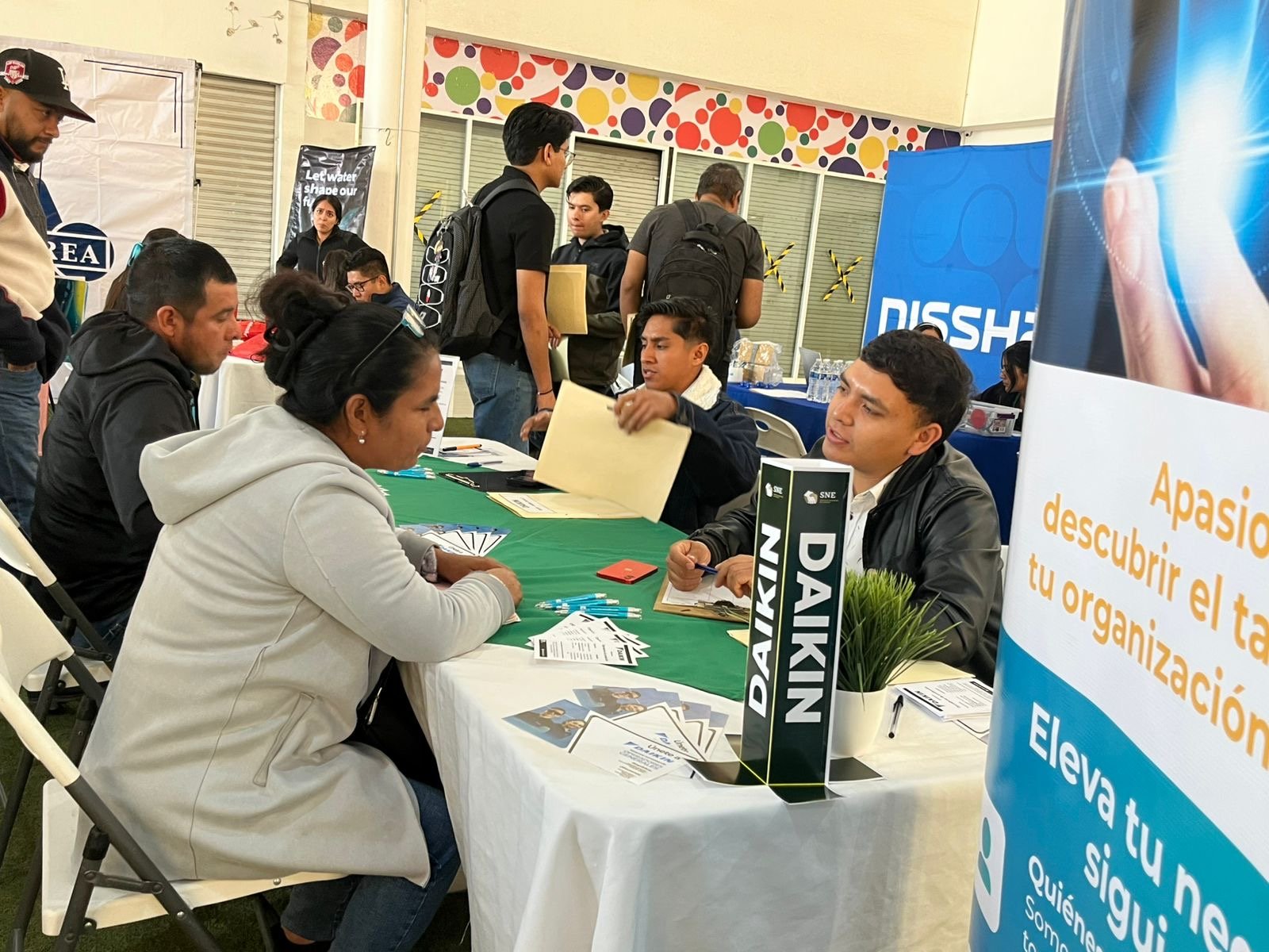 Feria de Empleo 'Empléate sin Límites' conecta a más de 500 personas con empresas en San Luis Potosí